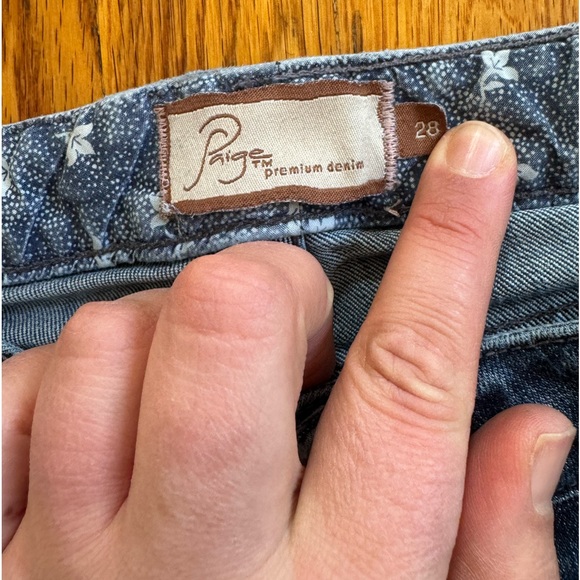 Paige Denim Jeans Medium Wash, bootcut with floral appliqué size 28 - Picture 4 of 6